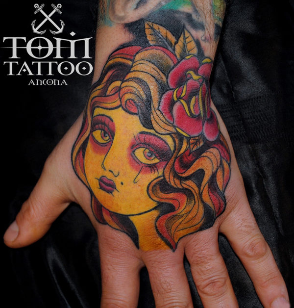 Tatuaggio traditional alla mano