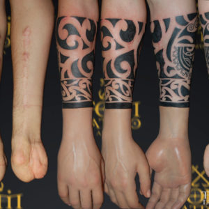 Tattoo maori protesi braccio