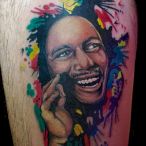 Ritratto di Bob Marley su sfondo a colori