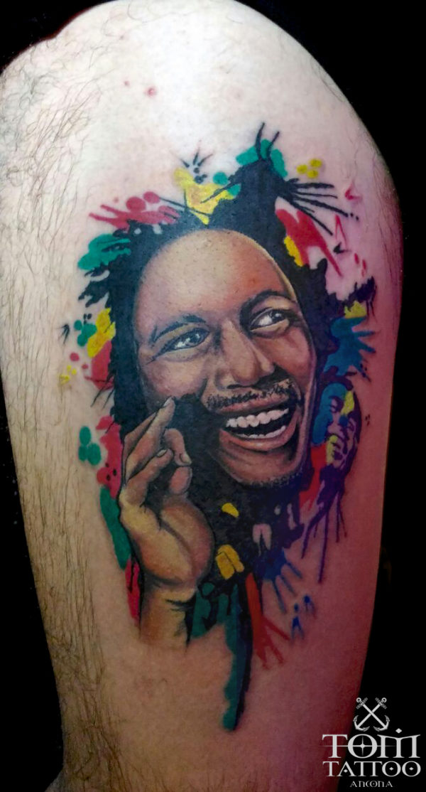 Ritratto di Bob Marley su sfondo a colori