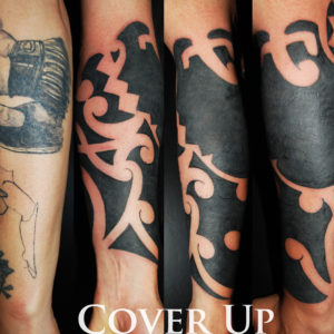 Copertura su braccio con un tatuaggio tribale
