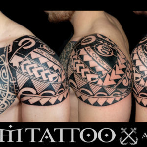 Tatuaggio maori su spalla