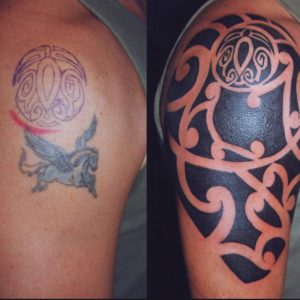 Copertura sul braccio con un tatuaggio maori