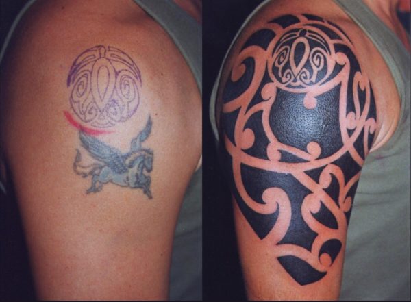 Copertura sul braccio con un tatuaggio maori