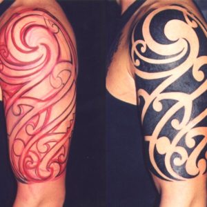 Tatuaggio maori disegnato a mano libera sul braccio