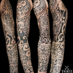 Tatuaggio polinesiano su braccio