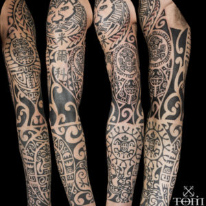 Tatuaggio polinesiano su braccio