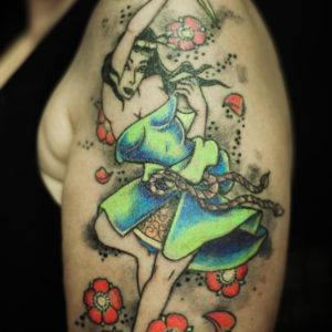 Geisha che danza tra fiori di ciliegio con coltello in mano