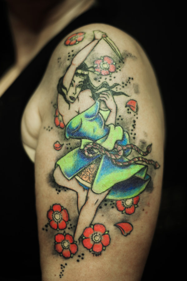Geisha che danza tra fiori di ciliegio con coltello in mano