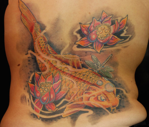 Carpa Koi colorata con 2 fiori di loto su schiena