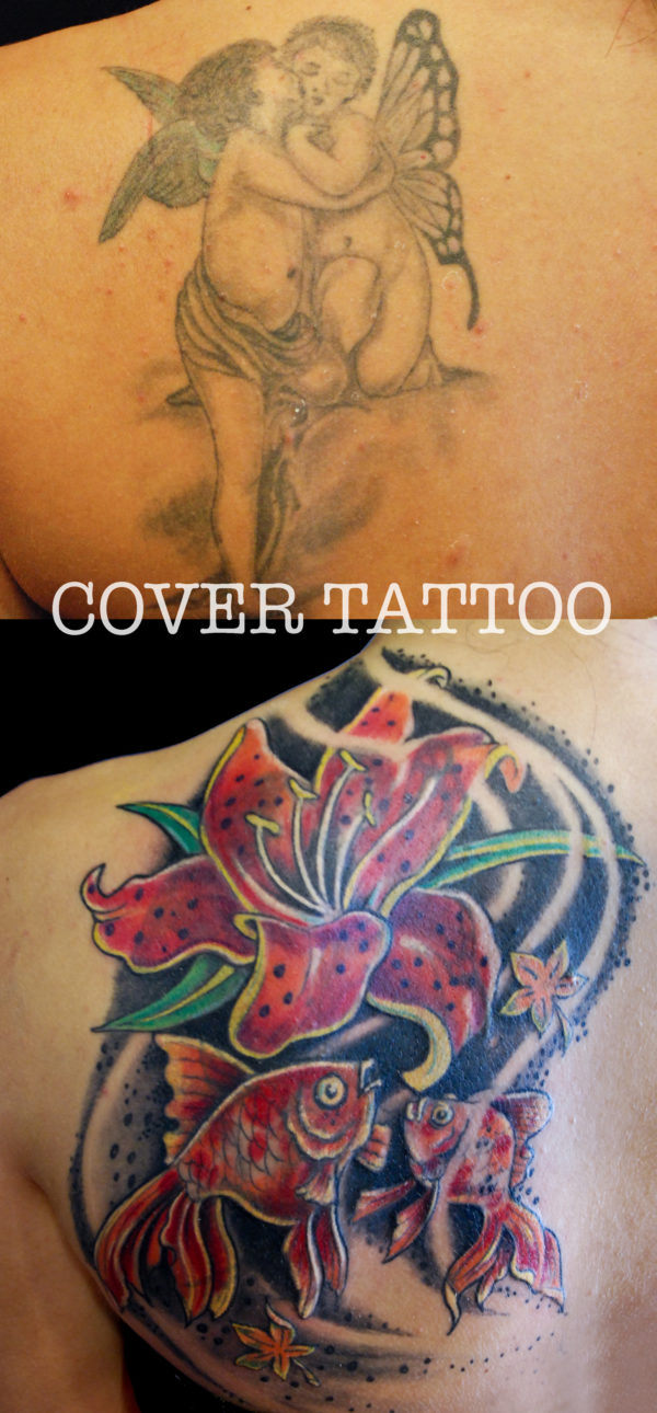 Copertura di un vecchio tatuaggio con 2 pesci e un fiore