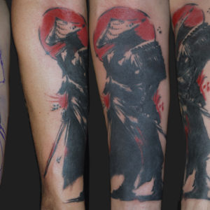 Copertura di un vecchio tatuaggio con un samurai