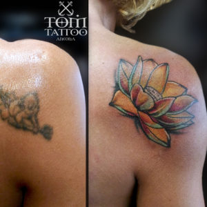 Copertura di un vecchio tatuaggio con un fiore di loto colorato