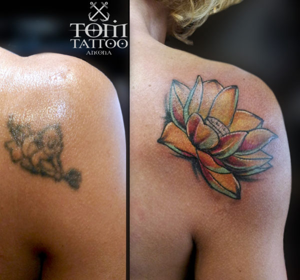 Copertura di un vecchio tatuaggio con un fiore di loto colorato