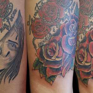 Copertura di un tatuaggio con delle rose