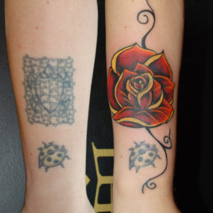 Copertura di un vecchio tatuaggio con una rosa traditional