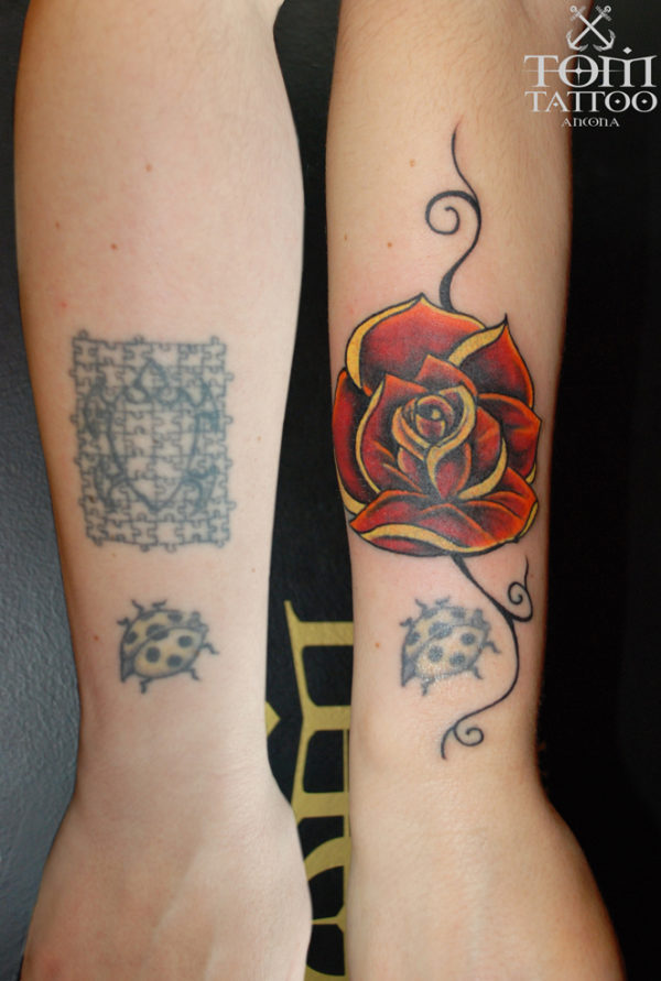 Copertura di un vecchio tatuaggio con una rosa traditional