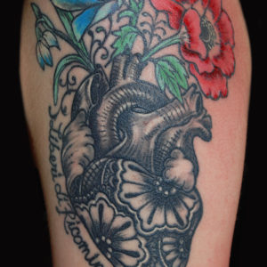 Cuore bianco e nero con fiori colorata